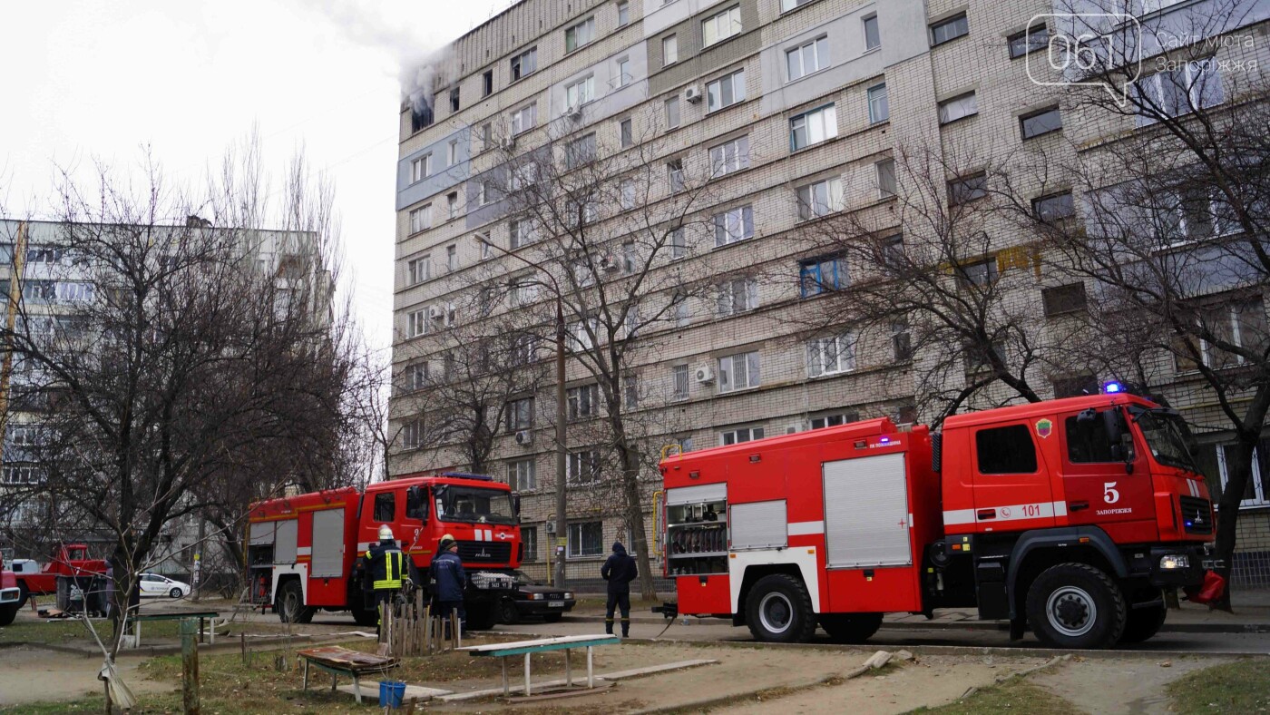 Пожар в запорожской девятиэтажке тушили 6 единиц техники и 22 спасателя, - ФОТО , фото-1