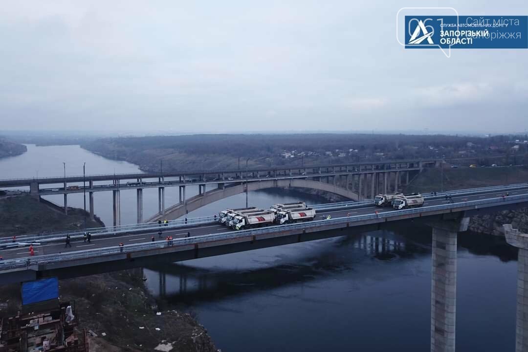 В Запорожье балочный мост прошел испытания - по нему проехало 18 грузовиков, - ФОТО, фото-2