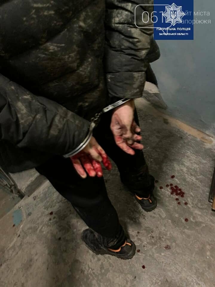  В Запорожье 17-летний парень поранил ножом патрульного  за то, что он сделал ему замечание, фото-2