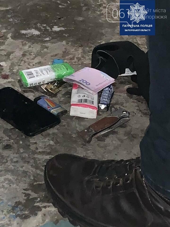  В Запорожье 17-летний парень поранил ножом патрульного  за то, что он сделал ему замечание, фото-1