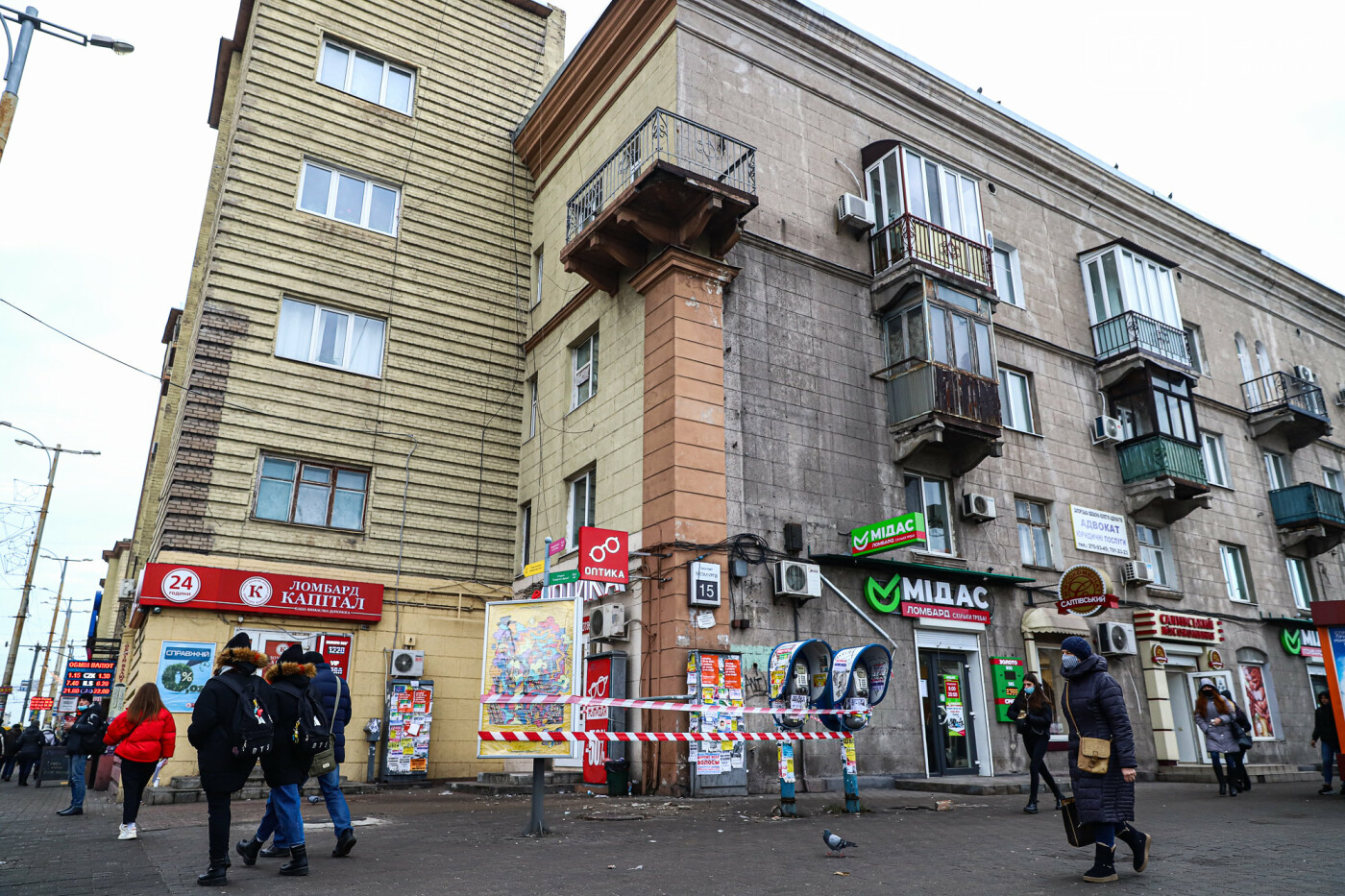 В Запорожье с балкона дома-памятника архитектуры отвалилась часть бетонного кронштейна, - ФОТО , фото-1