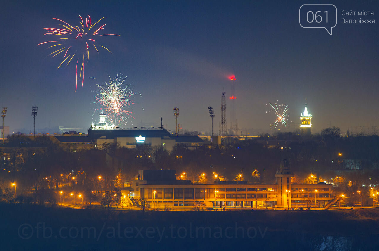 Запорожский фотограф снял праздничные фейерверки над городом в первые минуты 2021 года, - ФОТО , фото-2