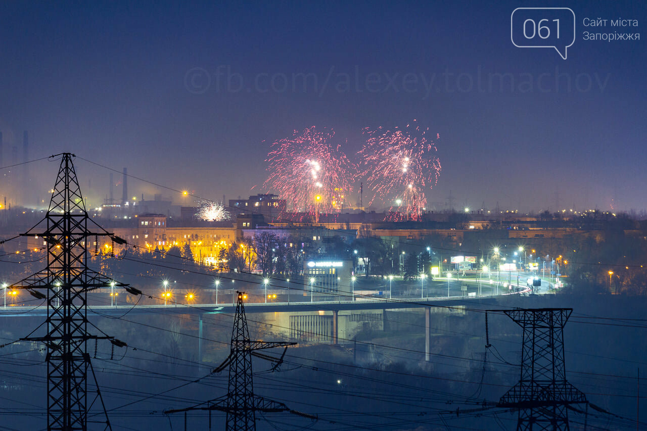 Запорожский фотограф снял праздничные фейерверки над городом в первые минуты 2021 года, - ФОТО , фото-1