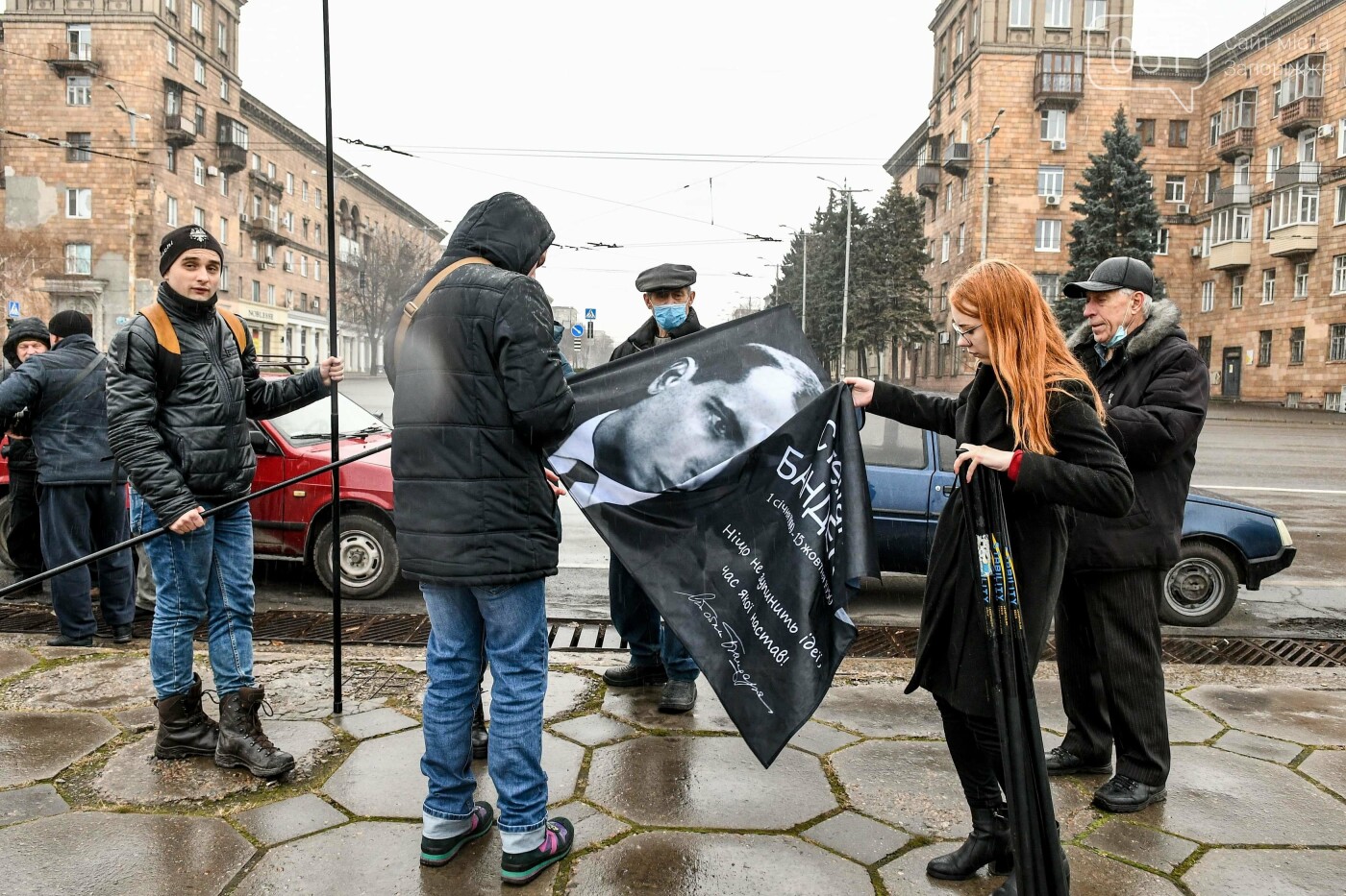 В Запорожье собирали подписи за возвращение звания Героя Украины Степану Бандере, - ФОТОРЕПОРТАЖ, фото-2