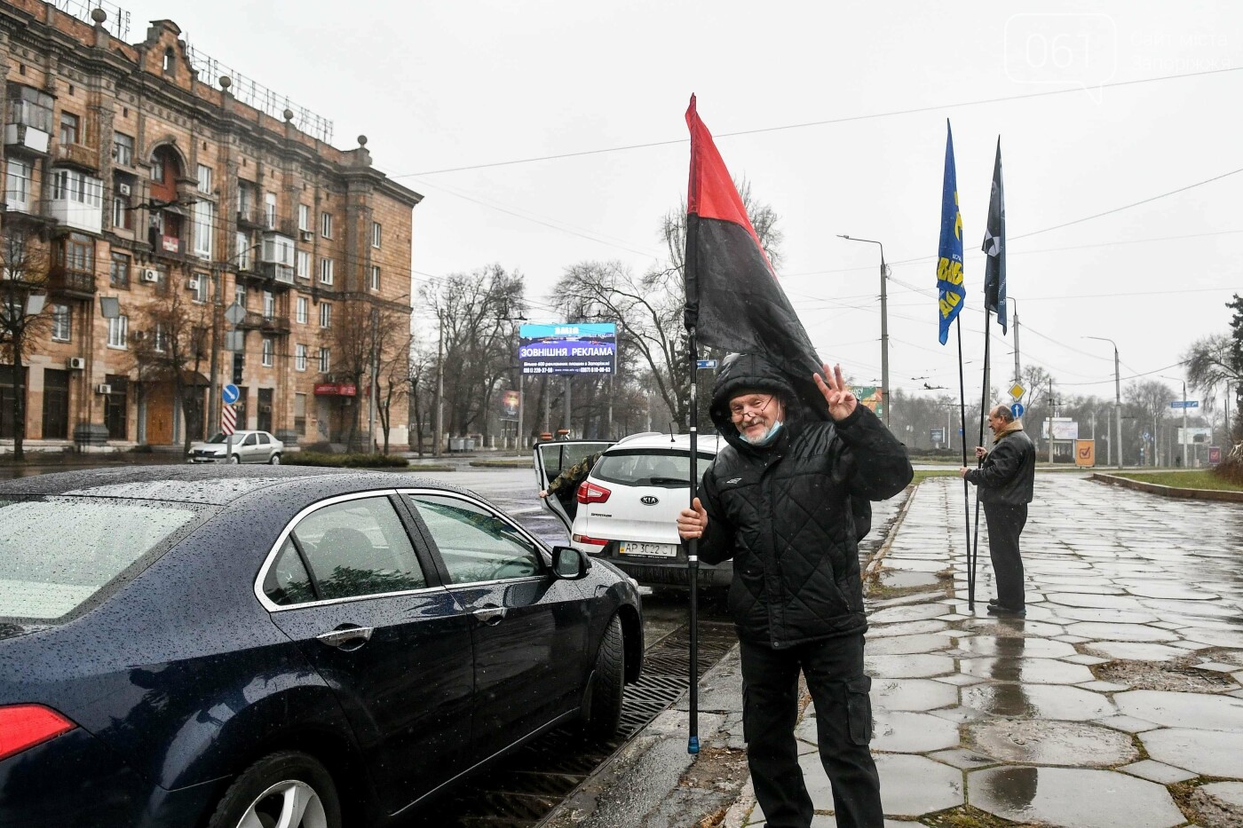 В Запорожье собирали подписи за возвращение звания Героя Украины Степану Бандере, - ФОТОРЕПОРТАЖ, фото-3