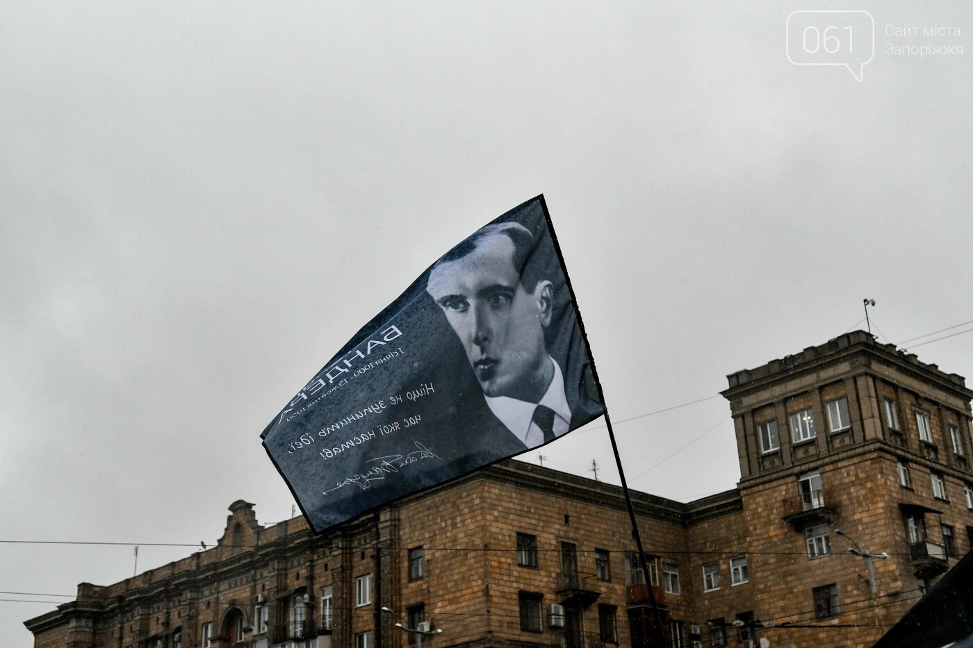 В Запорожье собирали подписи за возвращение звания Героя Украины Степану Бандере, - ФОТОРЕПОРТАЖ, фото-4