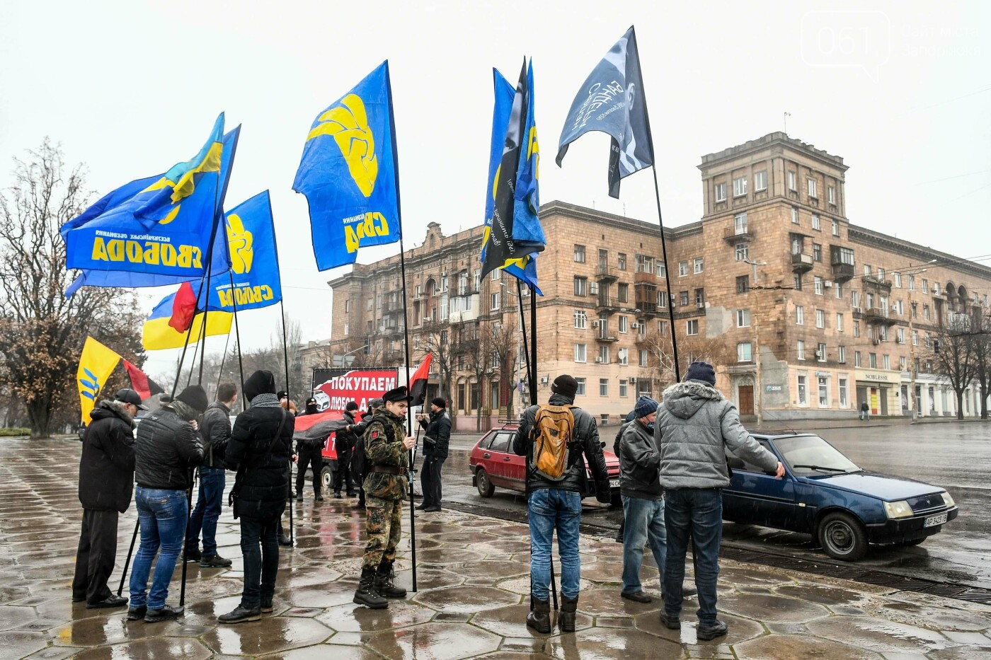 В Запорожье собирали подписи за возвращение звания Героя Украины Степану Бандере, - ФОТОРЕПОРТАЖ, фото-5