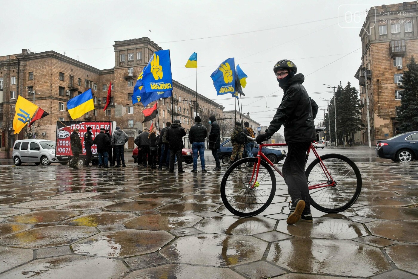 В Запорожье собирали подписи за возвращение звания Героя Украины Степану Бандере, - ФОТОРЕПОРТАЖ, фото-6