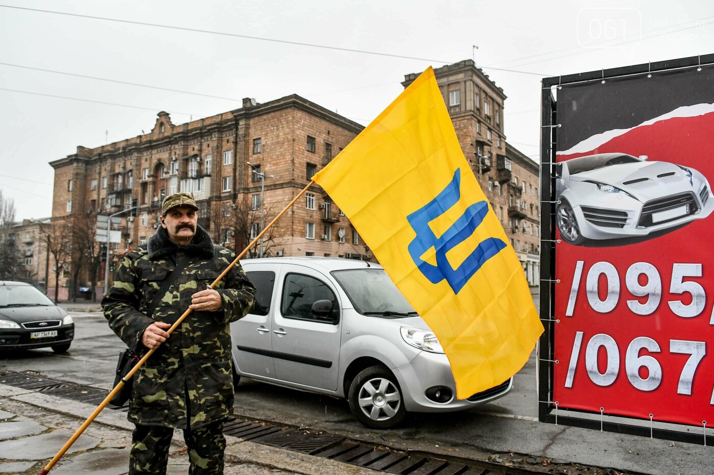 В Запорожье собирали подписи за возвращение звания Героя Украины Степану Бандере, - ФОТОРЕПОРТАЖ, фото-7