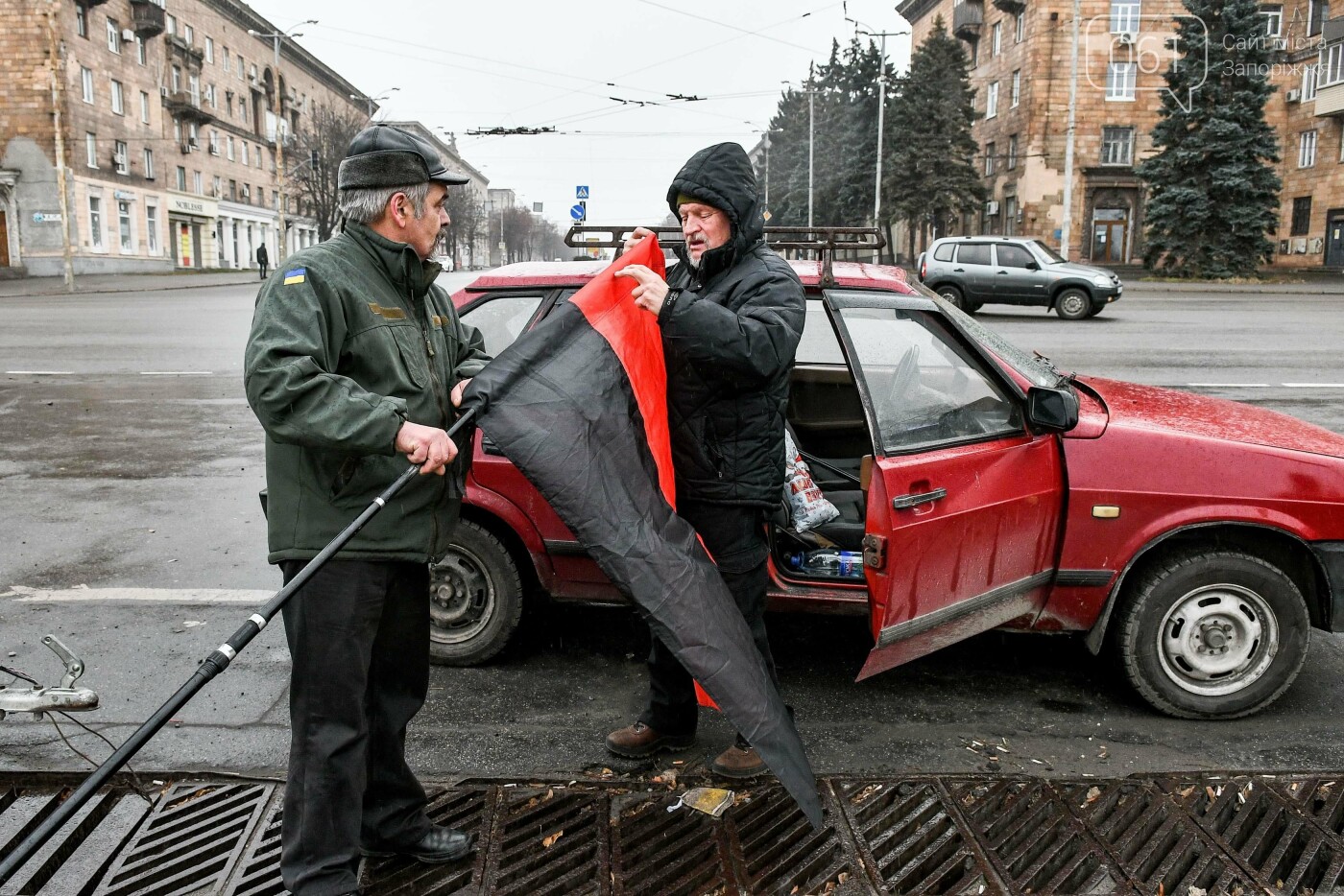 В Запорожье собирали подписи за возвращение звания Героя Украины Степану Бандере, - ФОТОРЕПОРТАЖ, фото-8