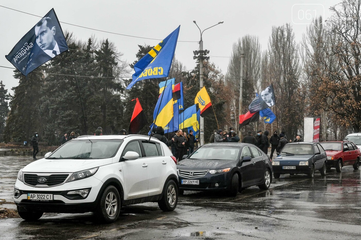 В Запорожье собирали подписи за возвращение звания Героя Украины Степану Бандере, - ФОТОРЕПОРТАЖ, фото-9