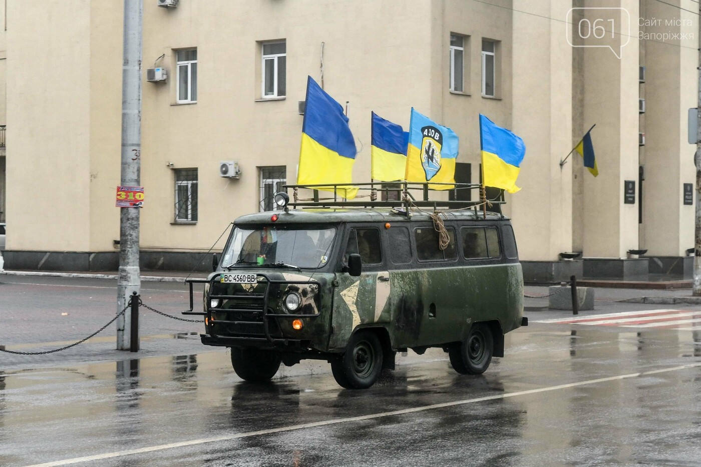 В Запорожье собирали подписи за возвращение звания Героя Украины Степану Бандере, - ФОТОРЕПОРТАЖ, фото-14