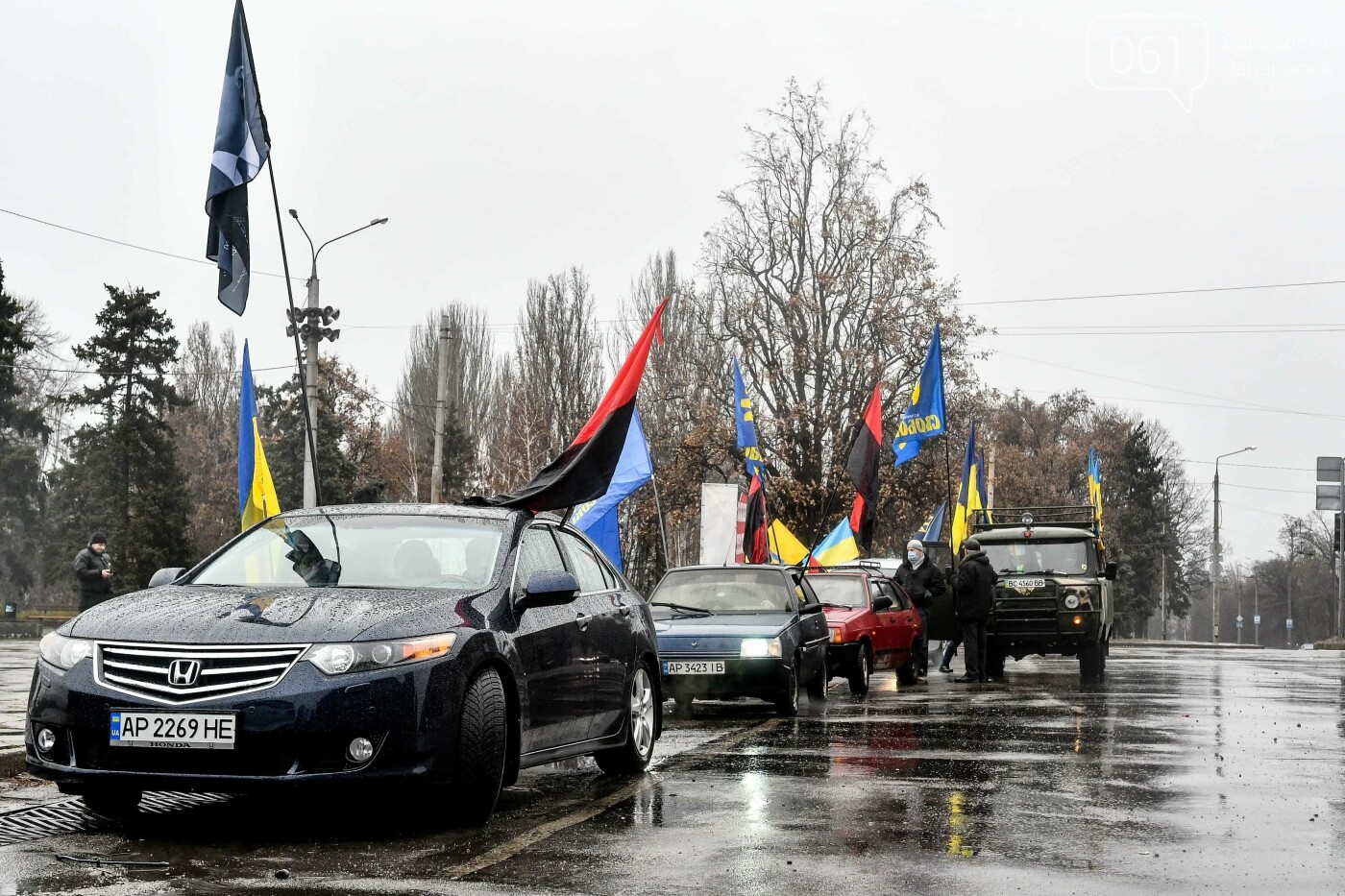 В Запорожье собирали подписи за возвращение звания Героя Украины Степану Бандере, - ФОТОРЕПОРТАЖ, фото-15