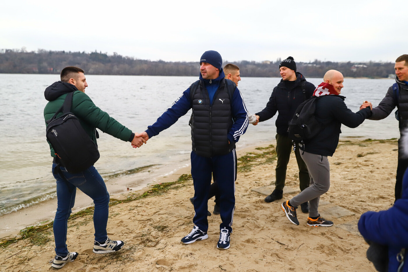 Запорожские "моржи" устроили первый в этом году заплыв на Центральном пляже, - ФОТОРЕПОРТАЖ , фото-1