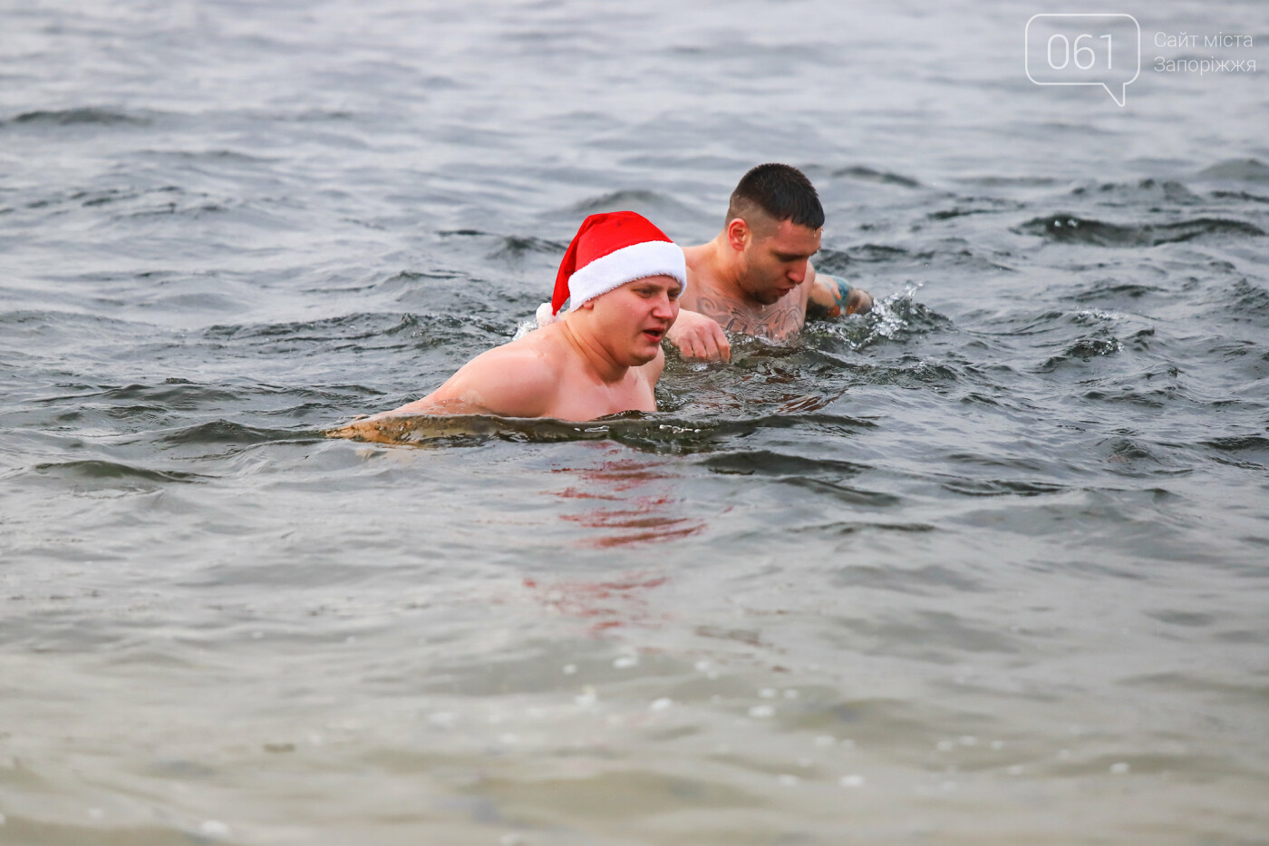 Запорожские "моржи" устроили первый в этом году заплыв на Центральном пляже, - ФОТОРЕПОРТАЖ , фото-14