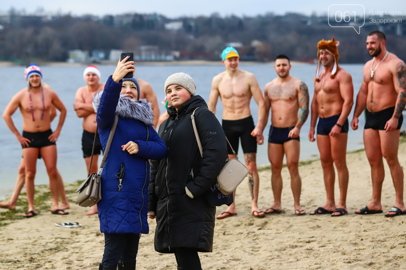 Запорожские "моржи" устроили первый в этом году заплыв на Центральном пляже, - ФОТОРЕПОРТАЖ , фото-25