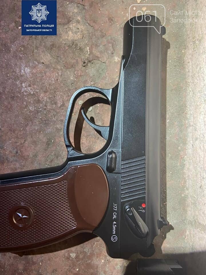 В Запорожье пьяный житель после празднования Нового года решил пострелять из пистолета по окнам соседнего дома, фото-1