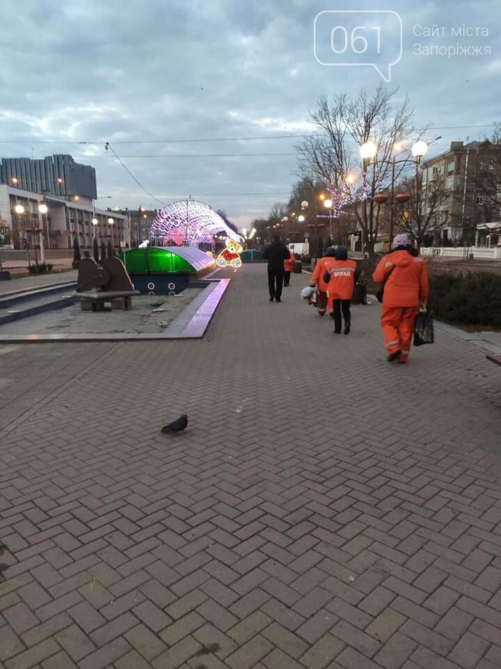 Коммунальщики вывезли более 24 тонн мусора с главных праздничных локаций в Запорожье , фото-5