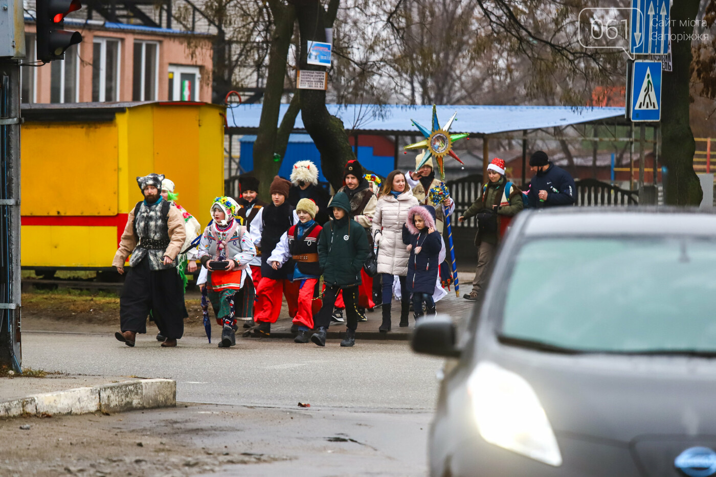 Нечистая сила против казаков: на улицах Запорожья показывали Рождественский вертеп, - ФОТО, ВИДЕО  , фото-1