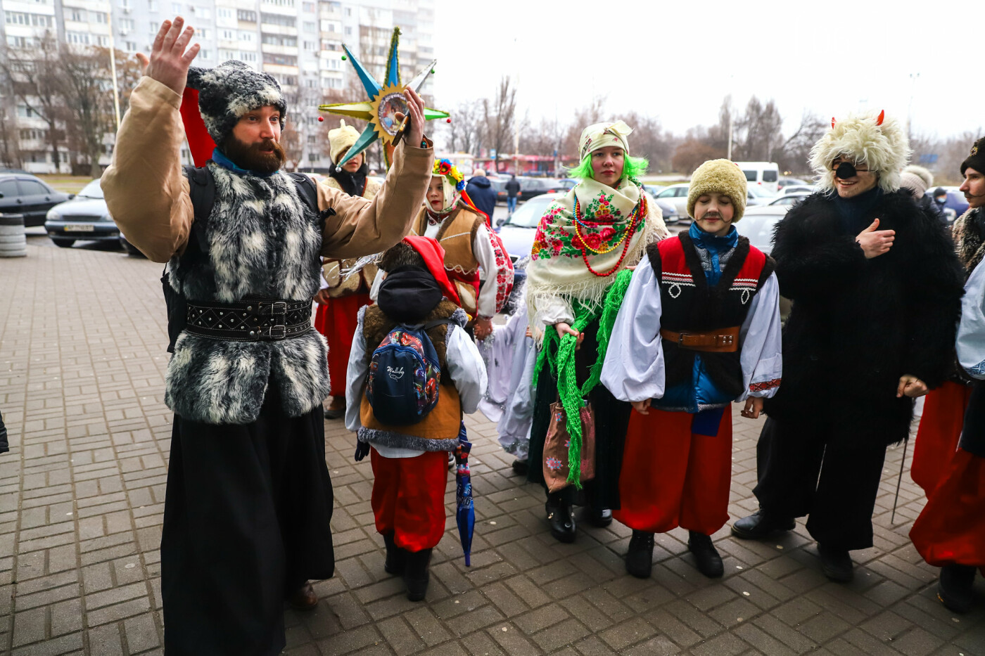 Нечистая сила против казаков: на улицах Запорожья показывали Рождественский вертеп, - ФОТО, ВИДЕО  , фото-5