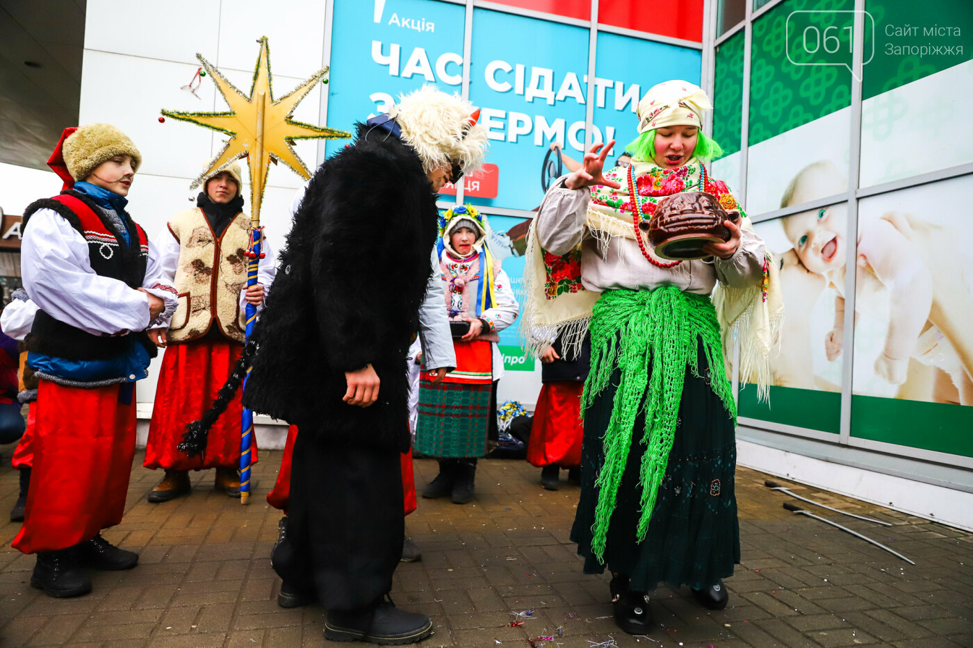 Нечистая сила против казаков: на улицах Запорожья показывали Рождественский вертеп, - ФОТО, ВИДЕО  , фото-17