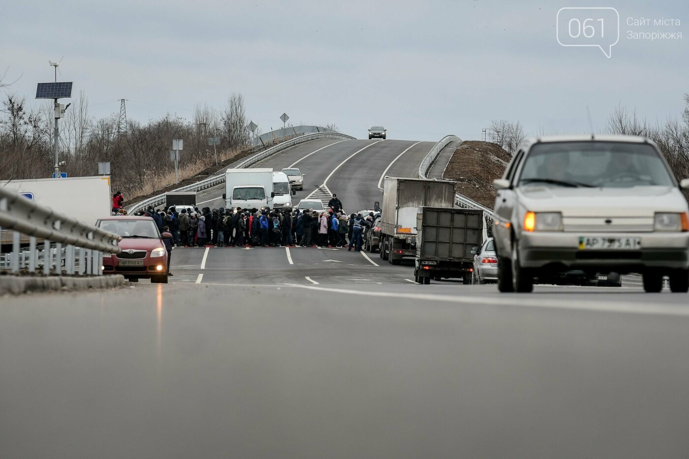 Жители Вольнянска перекрыли трассу и ждут губернатора, - ФОТО, ВИДЕО , фото-11