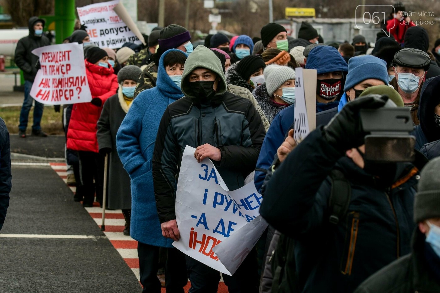 Жители Вольнянска перекрыли трассу и ждут губернатора, - ФОТО, ВИДЕО , фото-14