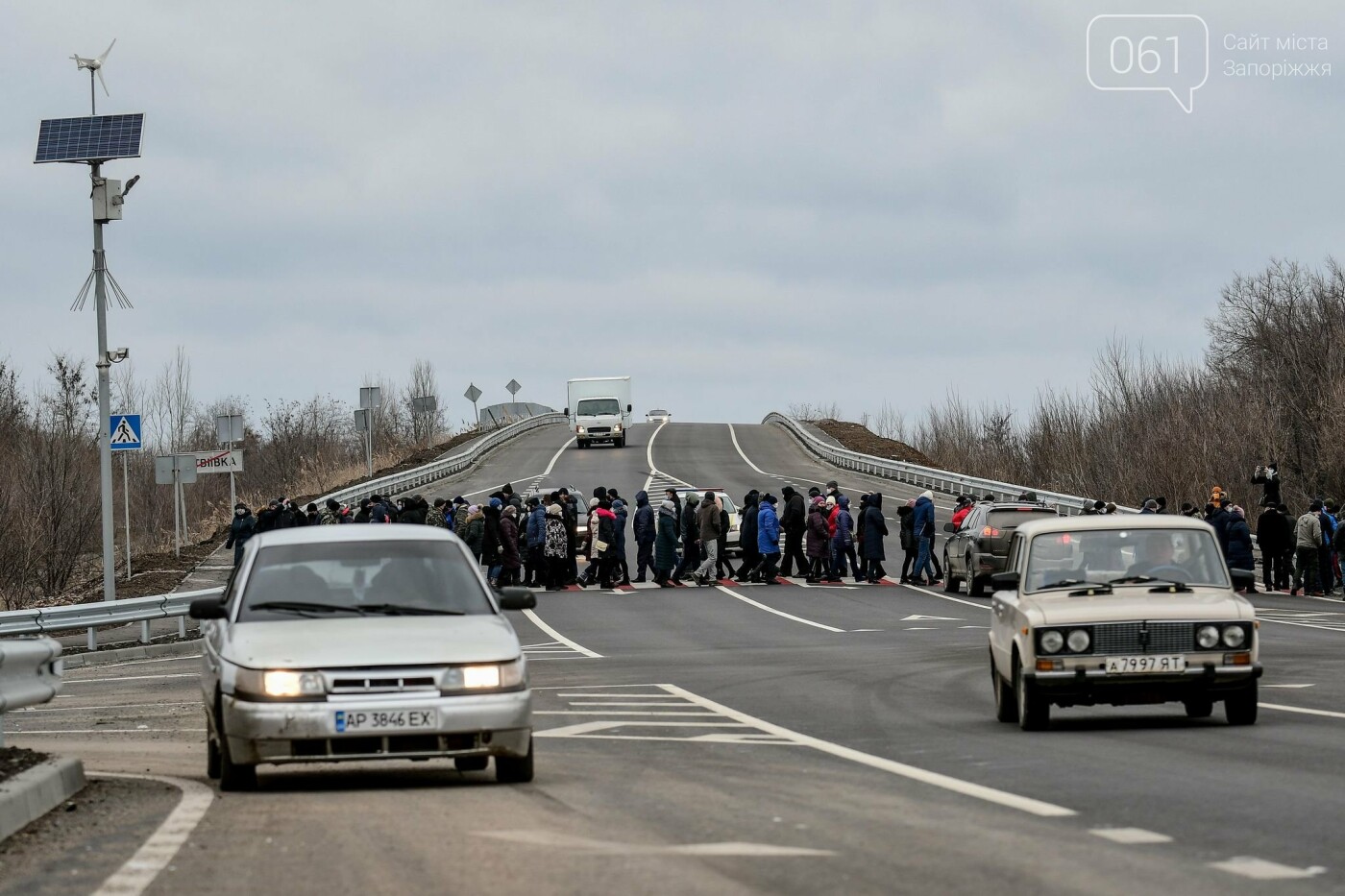 Жители Вольнянска перекрыли трассу и ждут губернатора, - ФОТО, ВИДЕО , фото-15