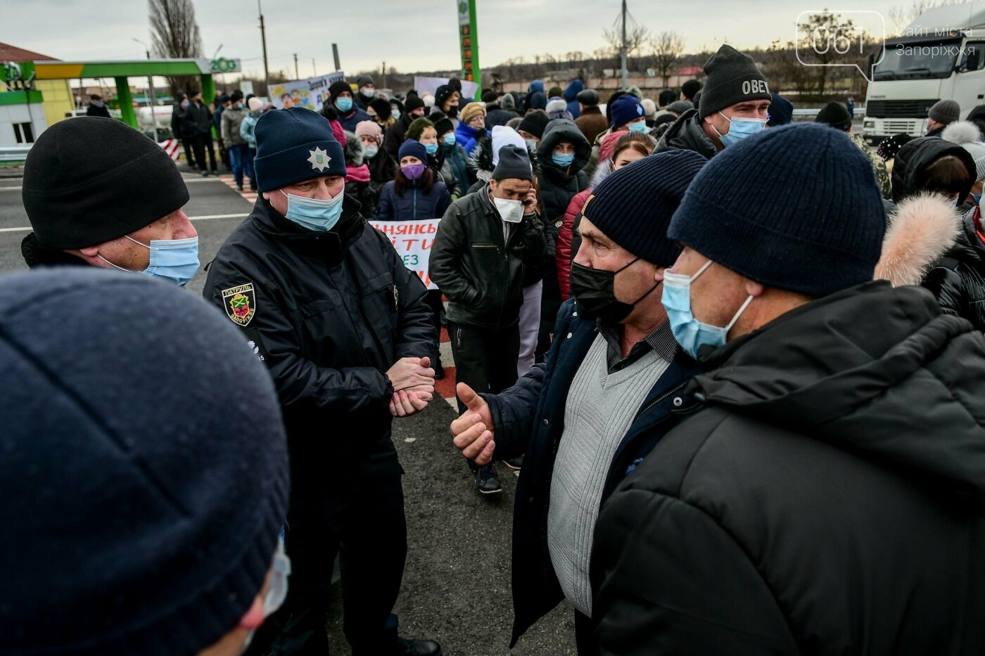 Жители Вольнянска перекрыли трассу и ждут губернатора, - ФОТО, ВИДЕО , фото-16