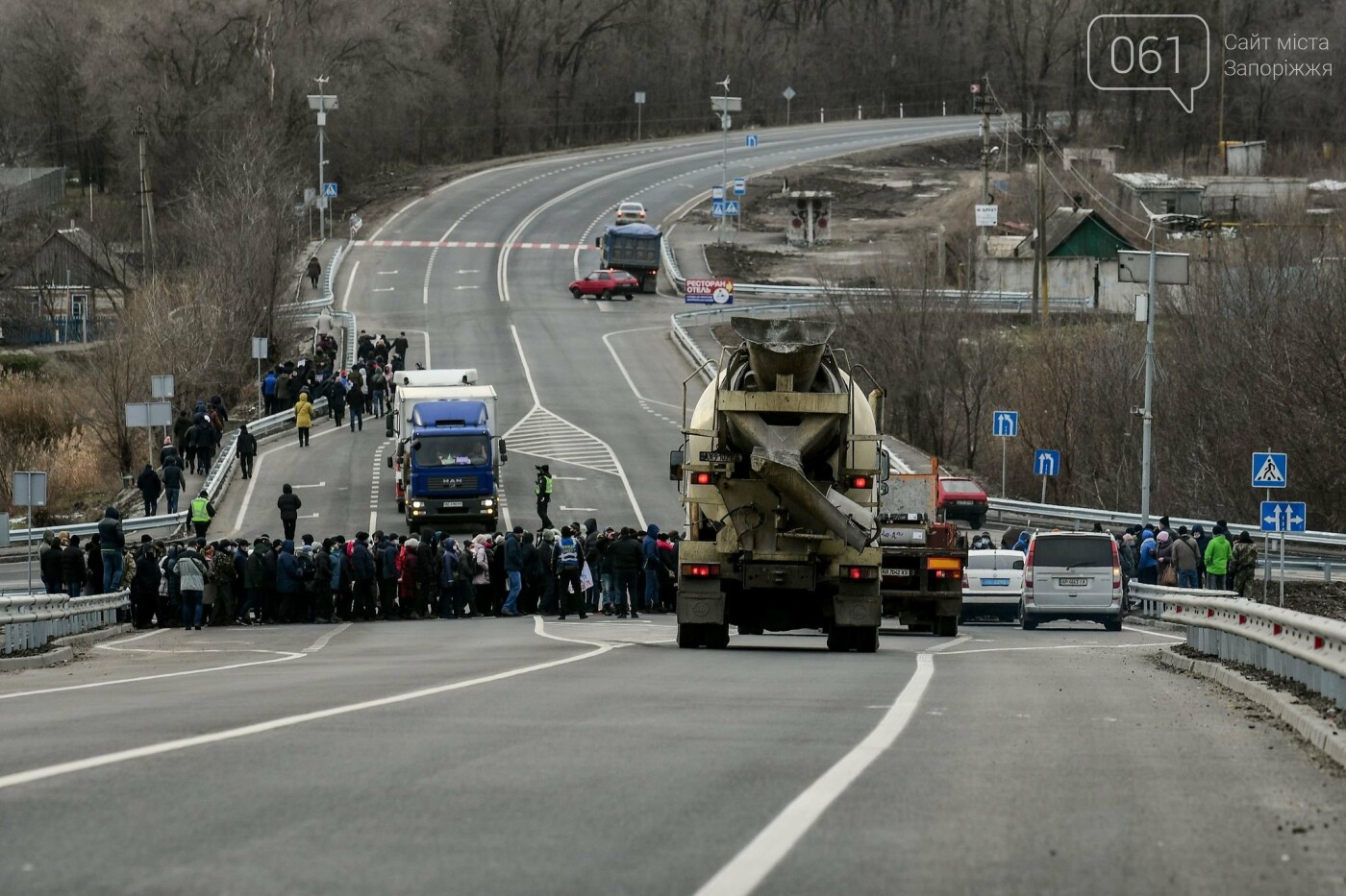 Жители Вольнянска перекрыли трассу и ждут губернатора, - ФОТО, ВИДЕО , фото-5