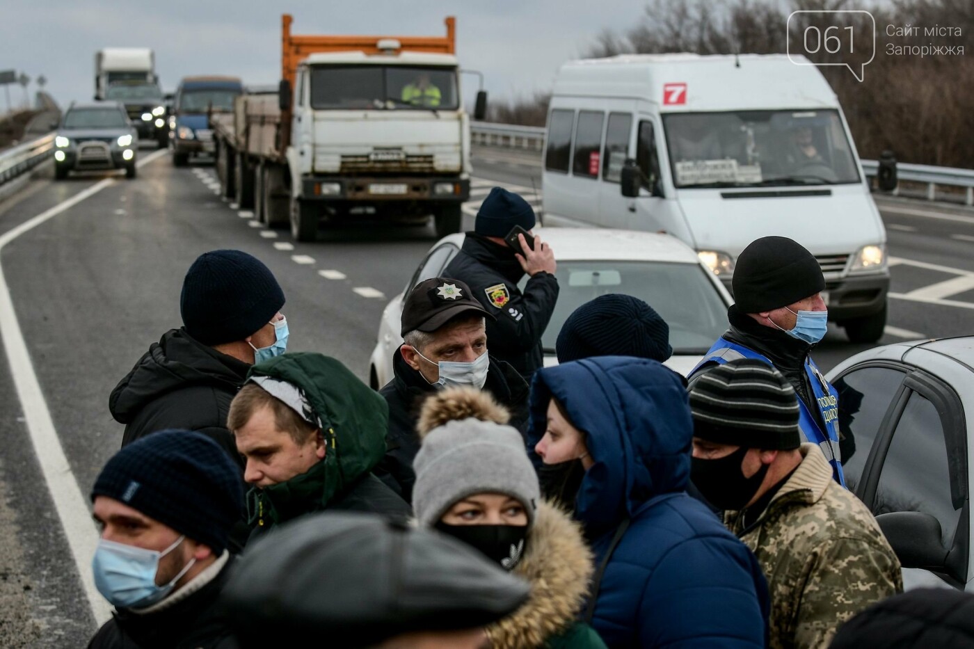 Жители Вольнянска перекрыли трассу и ждут губернатора, - ФОТО, ВИДЕО , фото-6