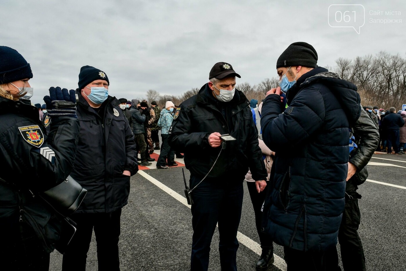 Жители Вольнянска перекрыли трассу и ждут губернатора, - ФОТО, ВИДЕО , фото-9