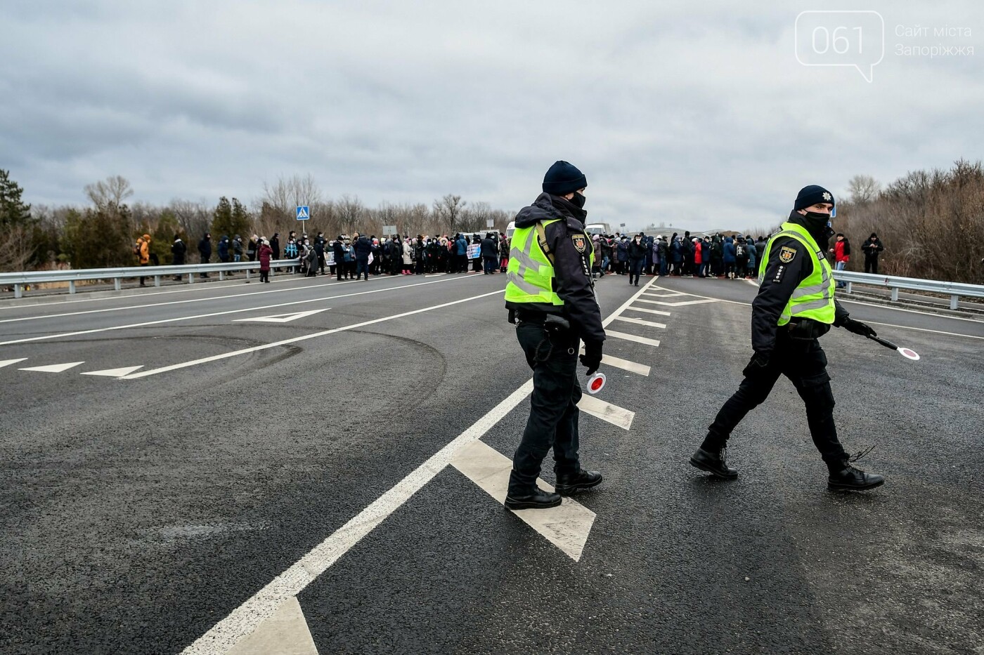 Жители Вольнянска перекрыли трассу и ждут губернатора, - ФОТО, ВИДЕО , фото-8