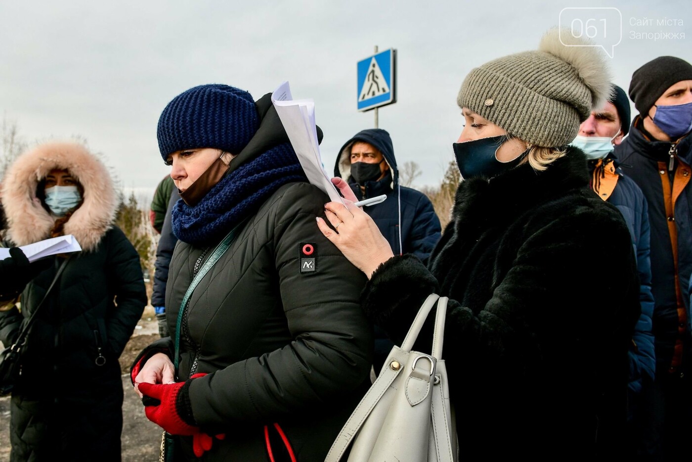 Жители Вольнянска перекрыли трассу и ждут губернатора, - ФОТО, ВИДЕО , фото-7