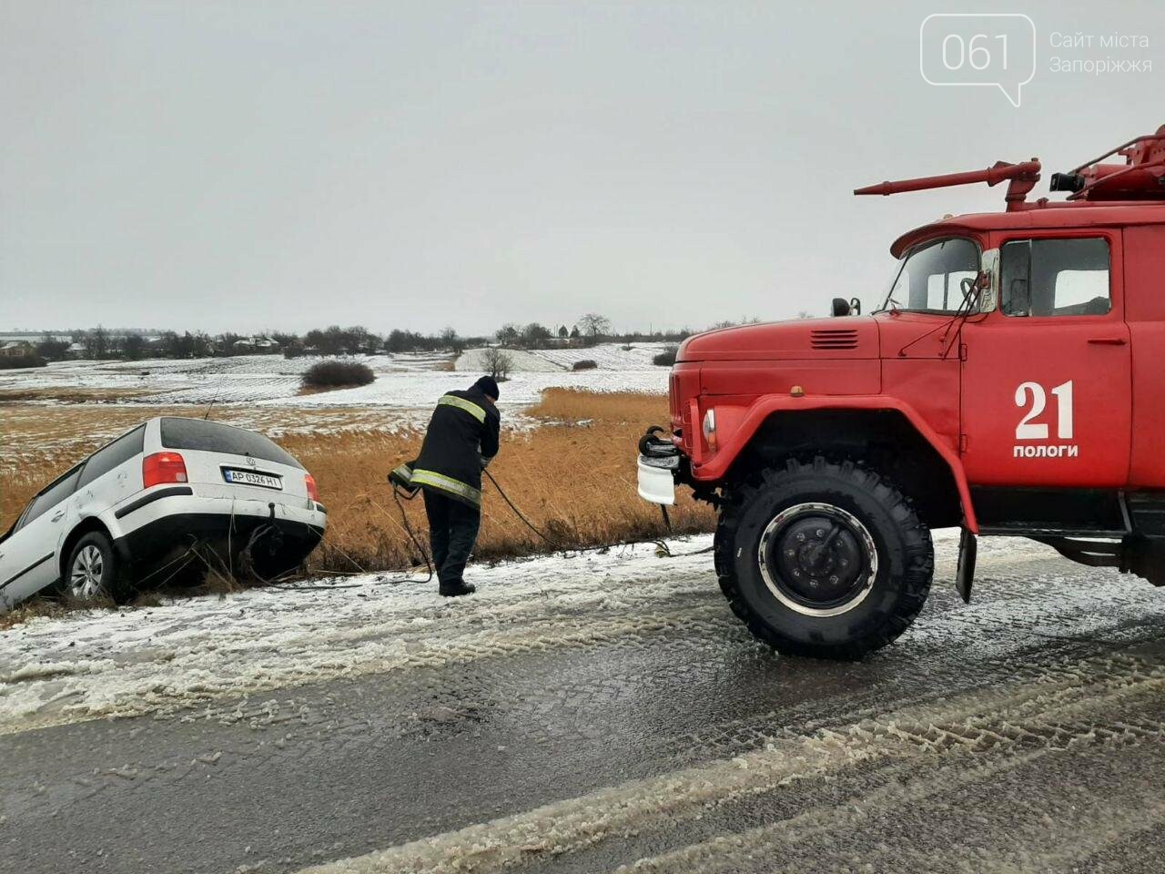 В Запорожской области Volkswagen слетел с трассы в кювет, - ФОТО, фото-2