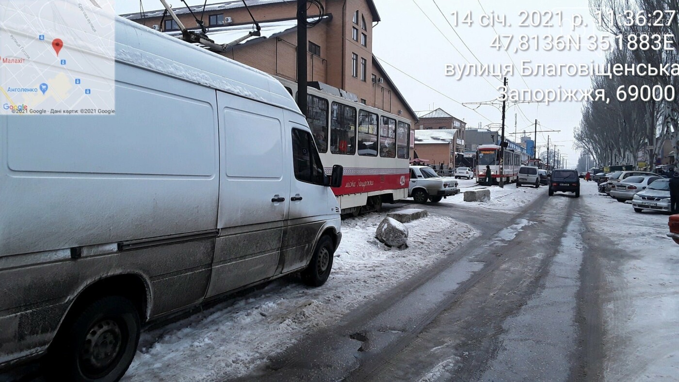 Возле Центрального рынка Запорожья припаркованный микроавтобус заблокировал движение трамваев, - ФОТО, фото-1