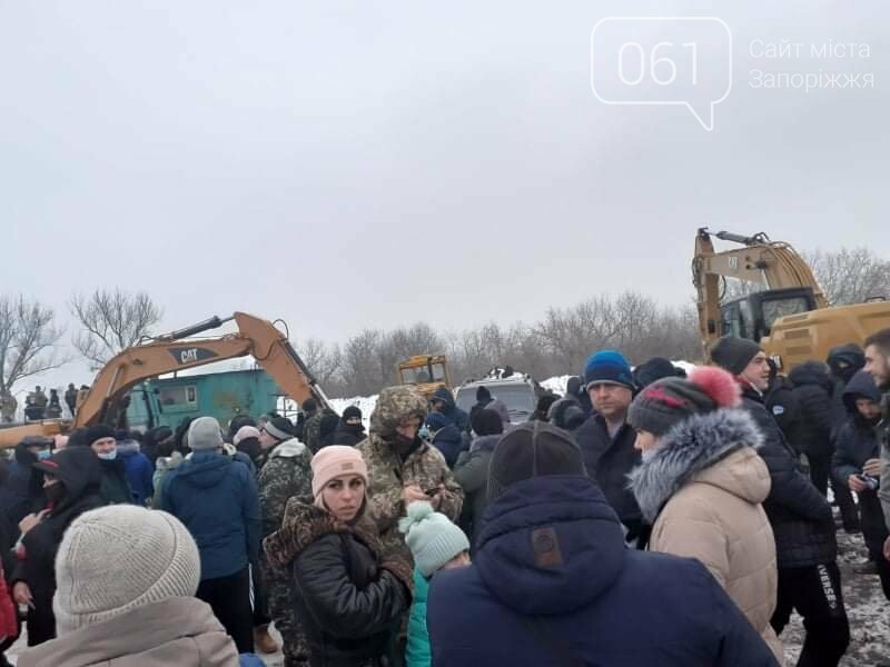 Жители Вольнянска, выступающие против строительства каолинового карьера, митингуют под райотделом , фото-3