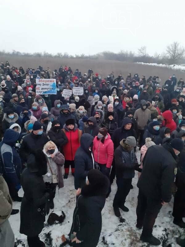 Жители Вольнянска, выступающие против строительства каолинового карьера, митингуют под райотделом , фото-2