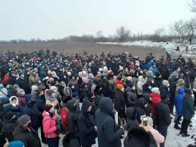 Жители Вольнянска, выступающие против строительства каолинового карьера, митингуют под райотделом , фото-1