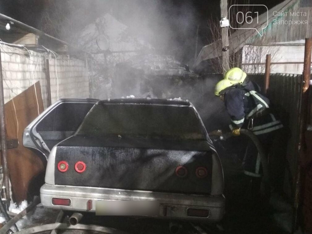 В Запорожье 9 спасателей тушили горящий автомобиль, - ФОТОФАКТ , фото-1