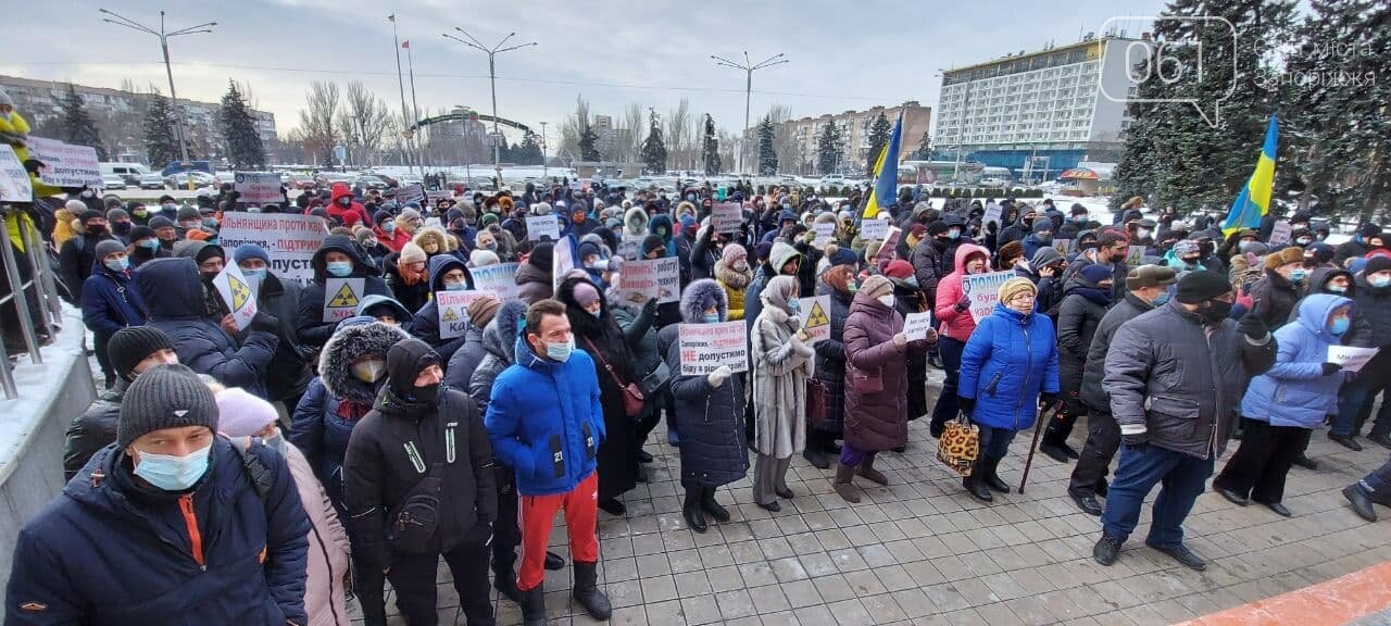 Несколько сотен жителей Вольнянского района пикетируют ОГА и требуют,  чтобы к ним вышел губернатор, - ФОТО , фото-2