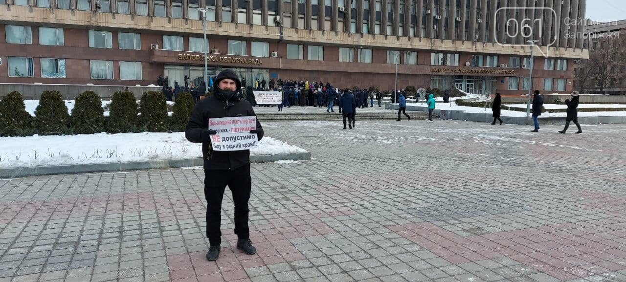 Несколько сотен жителей Вольнянского района пикетируют ОГА и требуют,  чтобы к ним вышел губернатор, - ФОТО , фото-6