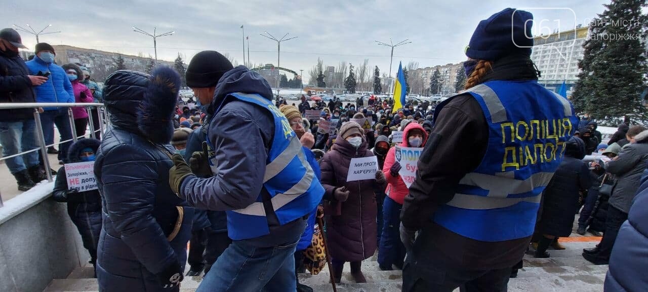 Несколько сотен жителей Вольнянского района пикетируют ОГА и требуют,  чтобы к ним вышел губернатор, - ФОТО , фото-8