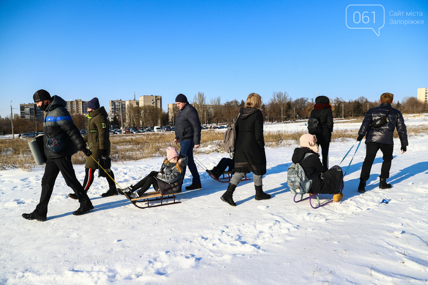 На санках, лыжах и сноуборде: запорожцы устроили массовое катание с горок в Вознесеновском парке, - ФОТОРЕПОРТАЖ, фото-3