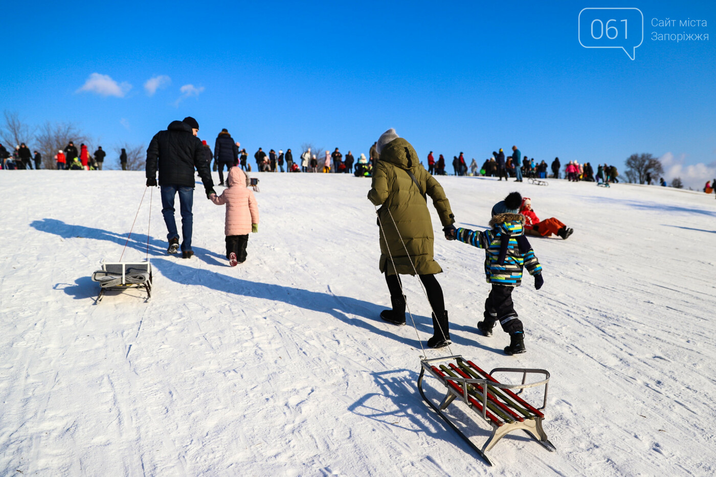 На санках, лыжах и сноуборде: запорожцы устроили массовое катание с горок в Вознесеновском парке, - ФОТОРЕПОРТАЖ, фото-89