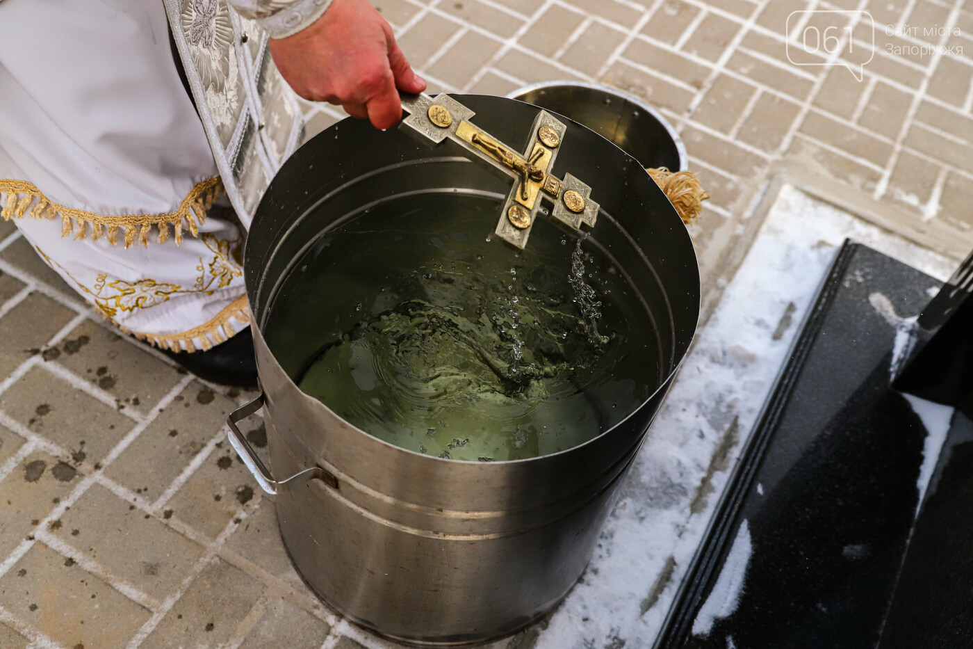 Купание в замерзшем Днепре и освящение воды в храмах: как в Запорожье празднуют Крещение, - ФОТОРЕПОРТАЖ, фото-15