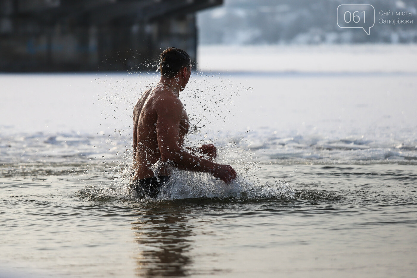 Купание в замерзшем Днепре и освящение воды в храмах: как в Запорожье празднуют Крещение, - ФОТОРЕПОРТАЖ, фото-39