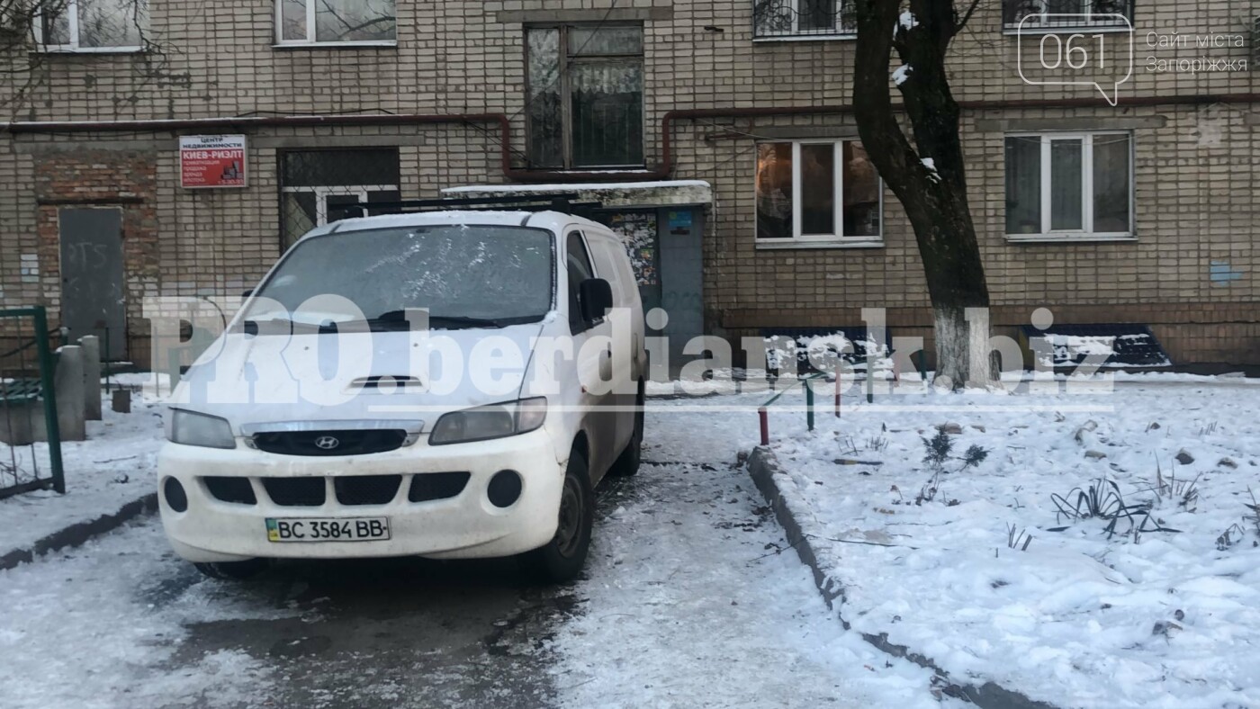 Во дворе общежития в Бердянске пытались взорвать автобус, - ФОТО, фото-1
