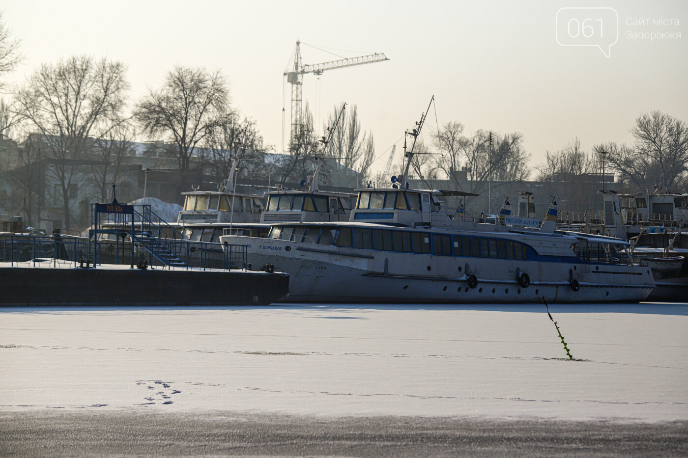 Баржи во льду, рыбаки с таранью и котики: фоторепортаж из зимней Кривой бухты, фото-2