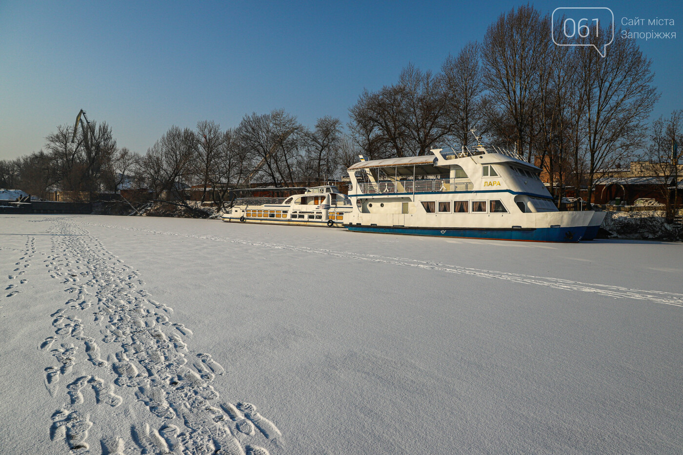 Баржи во льду, рыбаки с таранью и котики: фоторепортаж из зимней Кривой бухты, фото-10